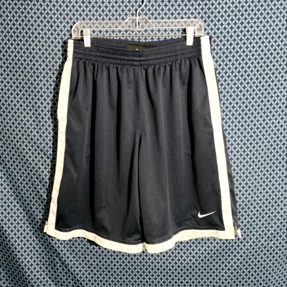 Nike - Men's medium-weight, navy blue and white basketball shorts. Size - L